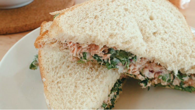 Sandwich au thon, roquette & oignon rouge