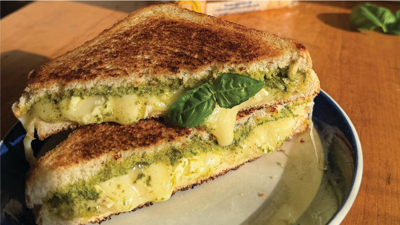 Grilled cheese au pesto et au basilic frais