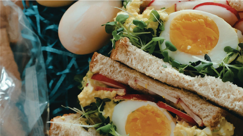 Sandwich aux œufs, radis & micropousses