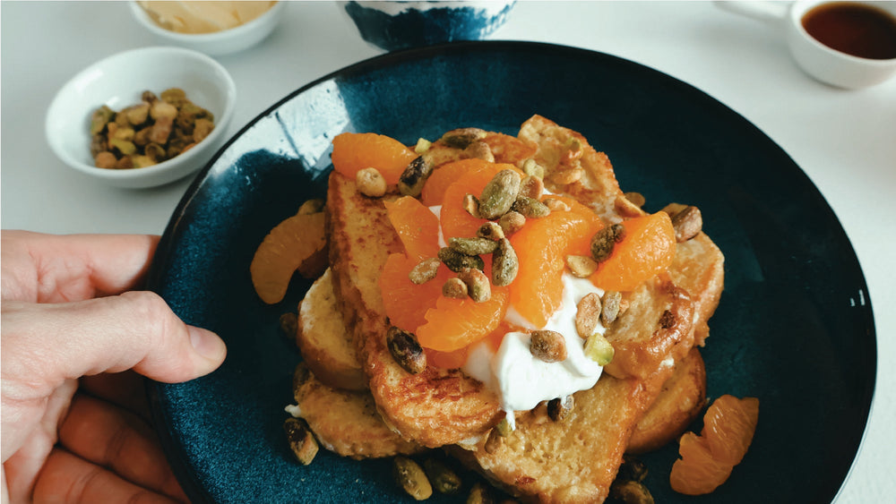 Pain doré aux mandarines, pistaches & yogourt grec