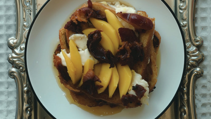 Pain doré au brie, mangue, bacon & érable