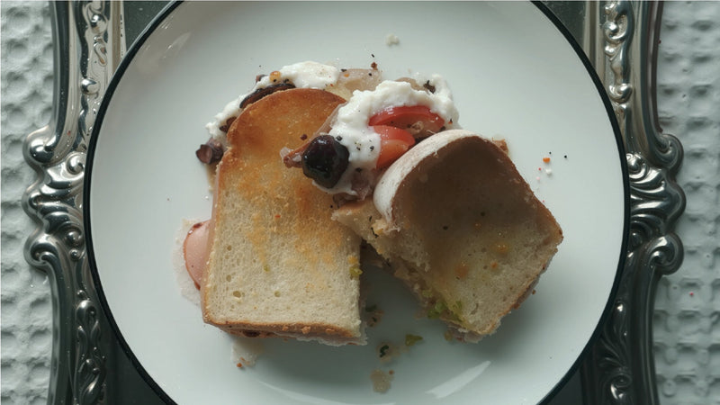Sandwich à la ricotta, tomates, olives & œuf
