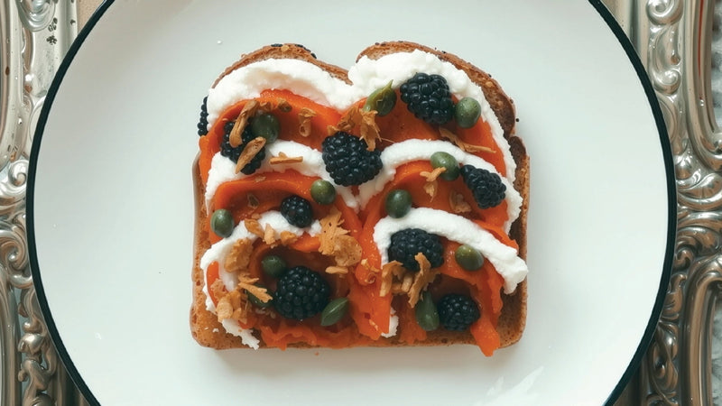 Tartine ricotta, pesto de poivrons rouges & câpres