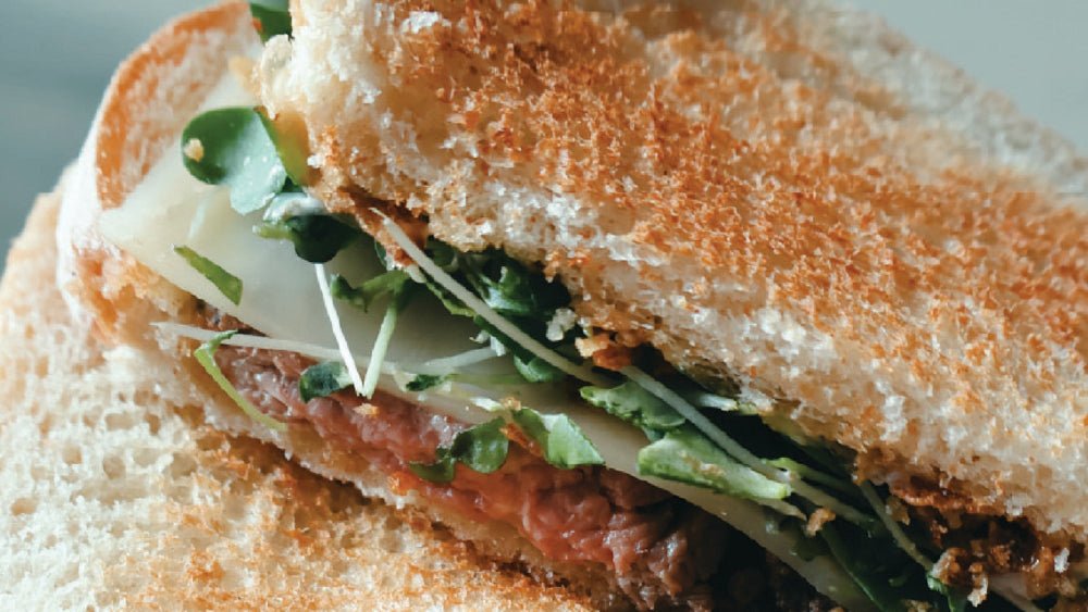 Sandwich de bavette au chimichurri, fromage suisse et jeunes pousses