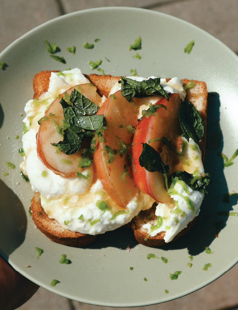 Tartine à la burrata, aux pêches et au miel